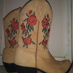 Cute suede boots!